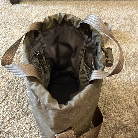 Athleta excursion Crossbody bucket bag. - Picture 5 of 8